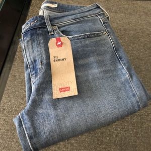 Levis Women 711 Skinny Jeans